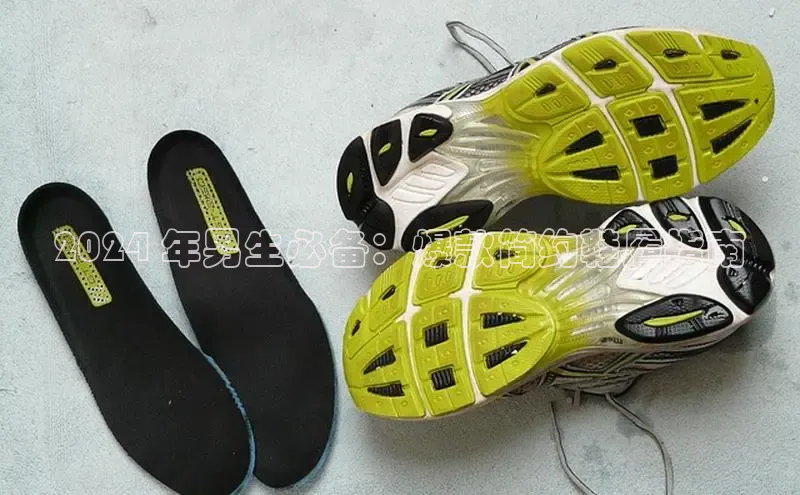 球速体育app登录入口百度人工翻译2024 年男生必备：爆款简约鞋履指南