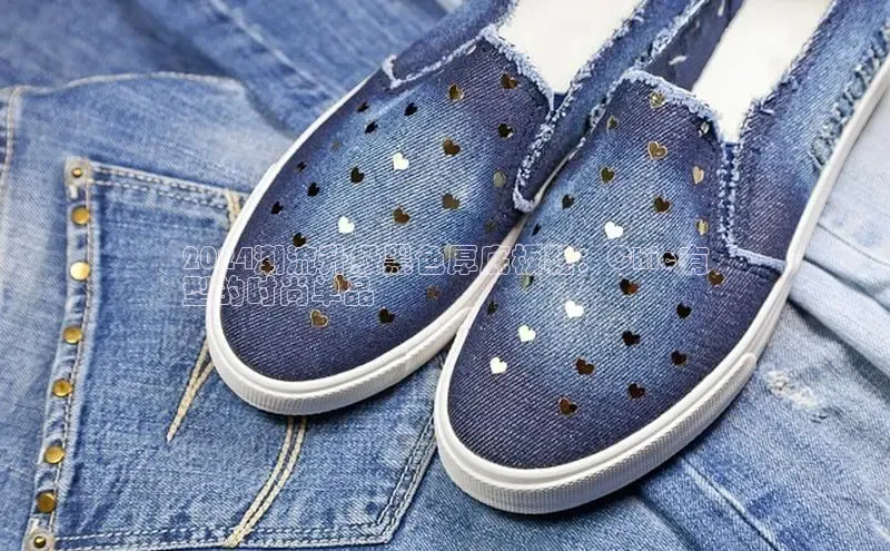 球速体育美团2024潮流升级黑色厚底板鞋：Chic有
型的时尚单品