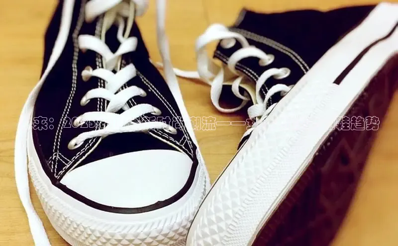 未来：2025年度最新时尚潮流——女士新款运动鞋趋势